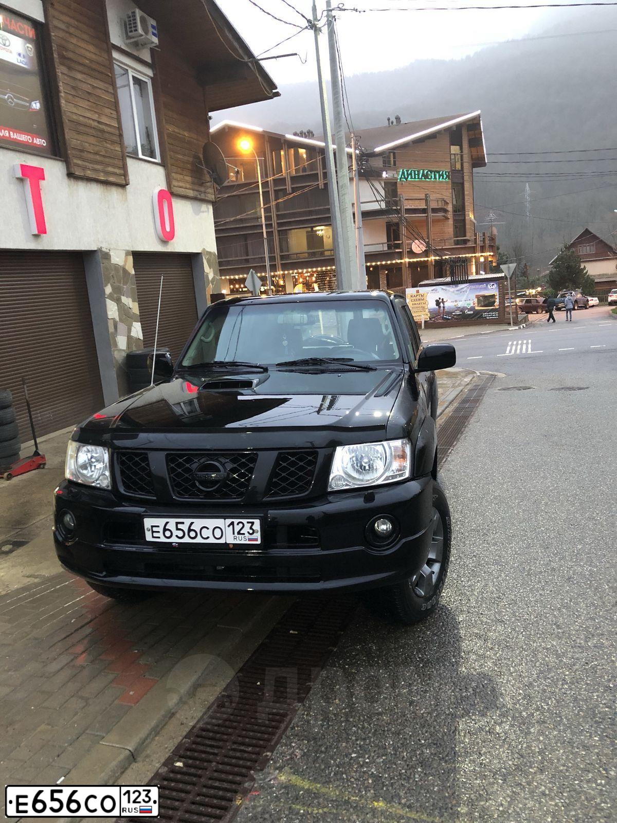 Фото автомобиля NISSAN PATROL, 2008 — госномер Е656СО123. Цвет: ЧЕРНЫЙ