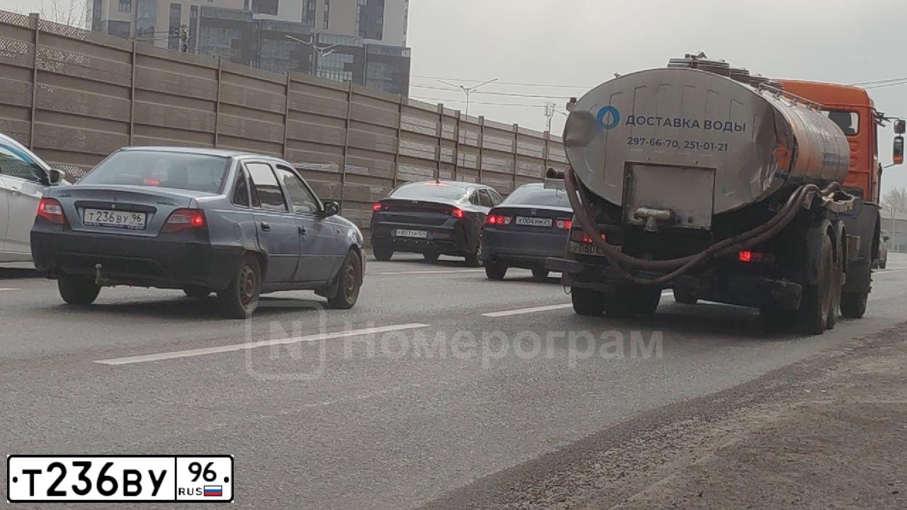 Фото автомобиля RENAULT MEGANE, 2006 — госномер М513ЕР774. Цвет: СВЕТЛО-СЕРЫЙ