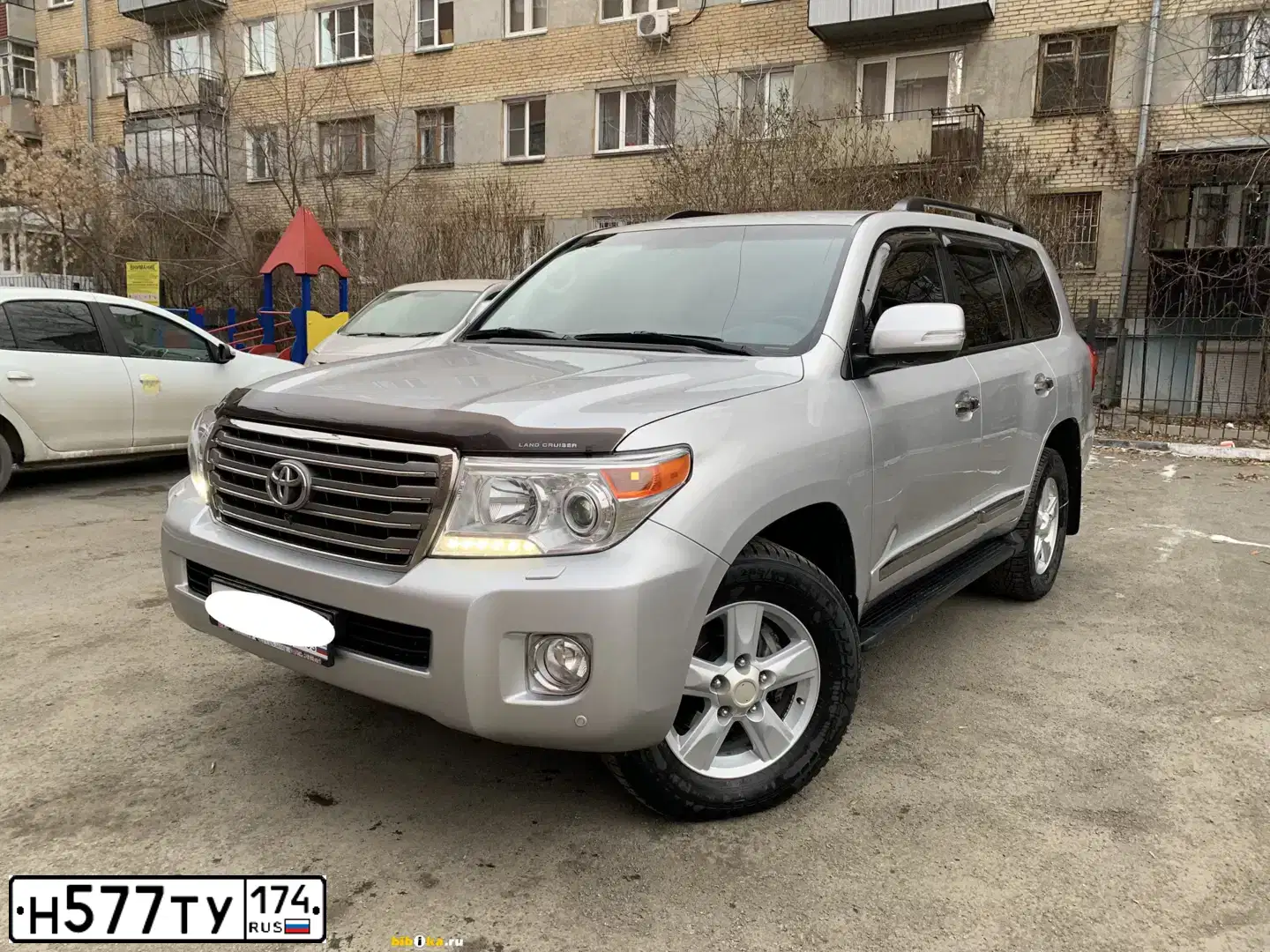 Фото автомобиля TOYOTA LAND CRUISER 200, 2012 — госномер А839ВХ774. Цвет: Серебристый