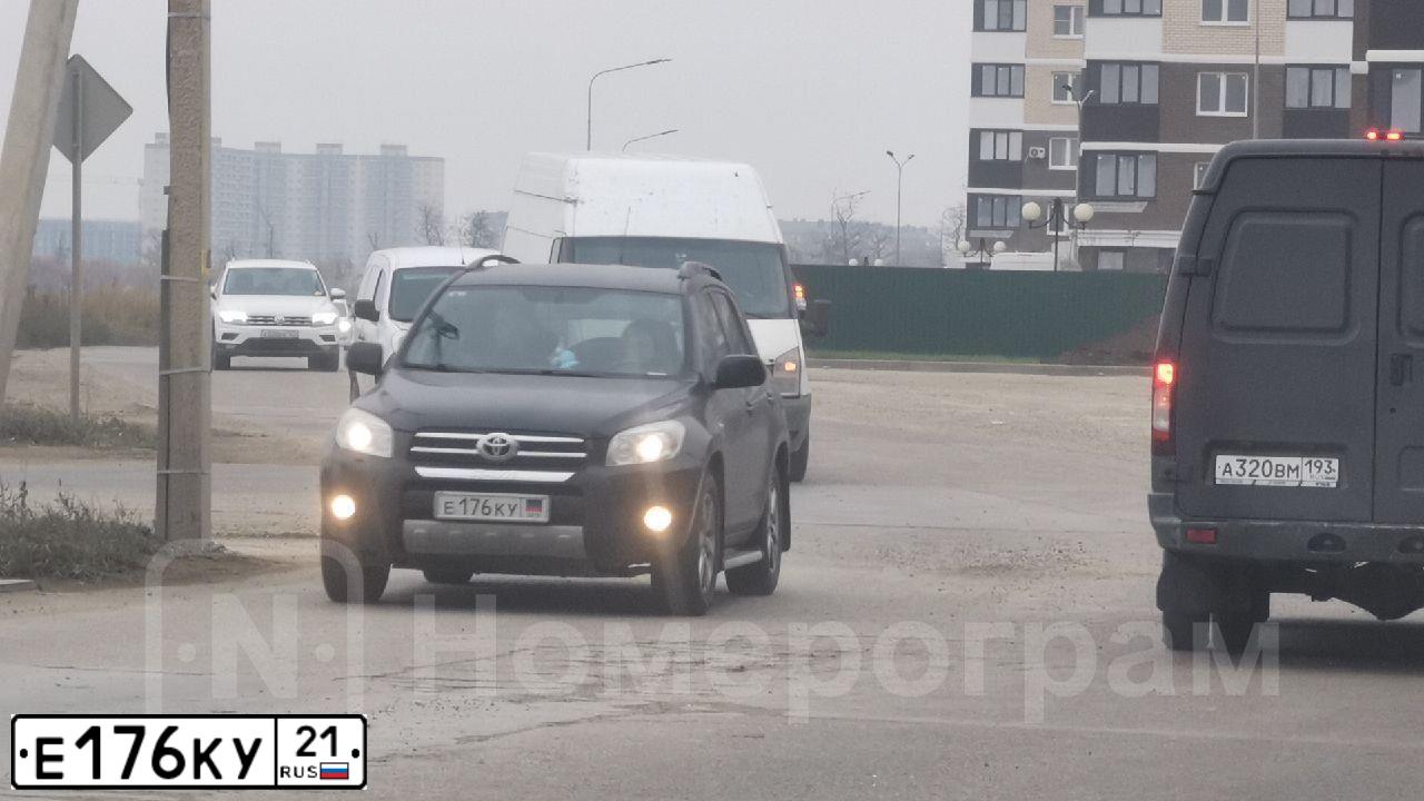 Фото автомобиля KIA RIO, 2014 — госномер Е044УО21. Цвет: Белый