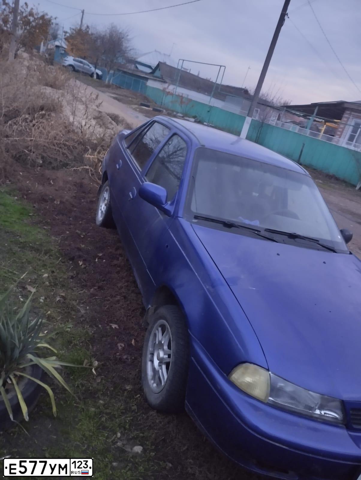 Фото автомобиля DAEWOO NEXIA, 1997 — госномер Е577УМ123. Цвет: СИНИЙ