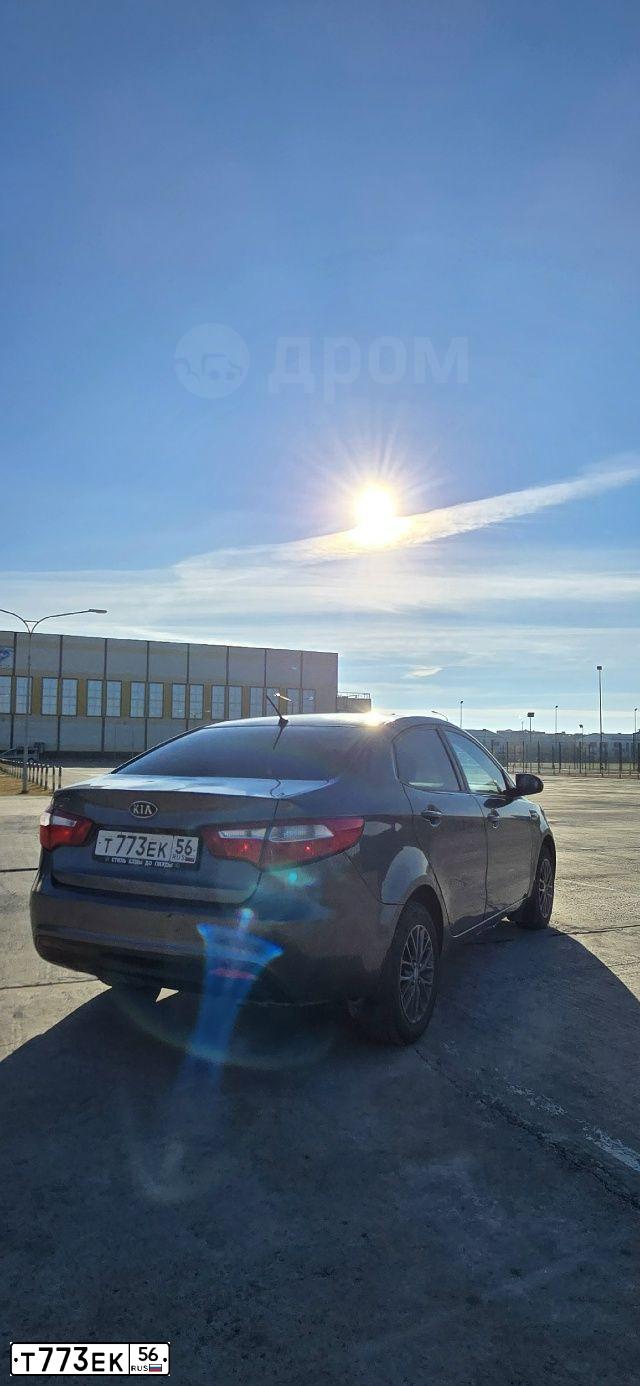 Фото автомобиля KIA RIO, 2012 — госномер Т773ЕК56. Цвет: СЕРЫЙ