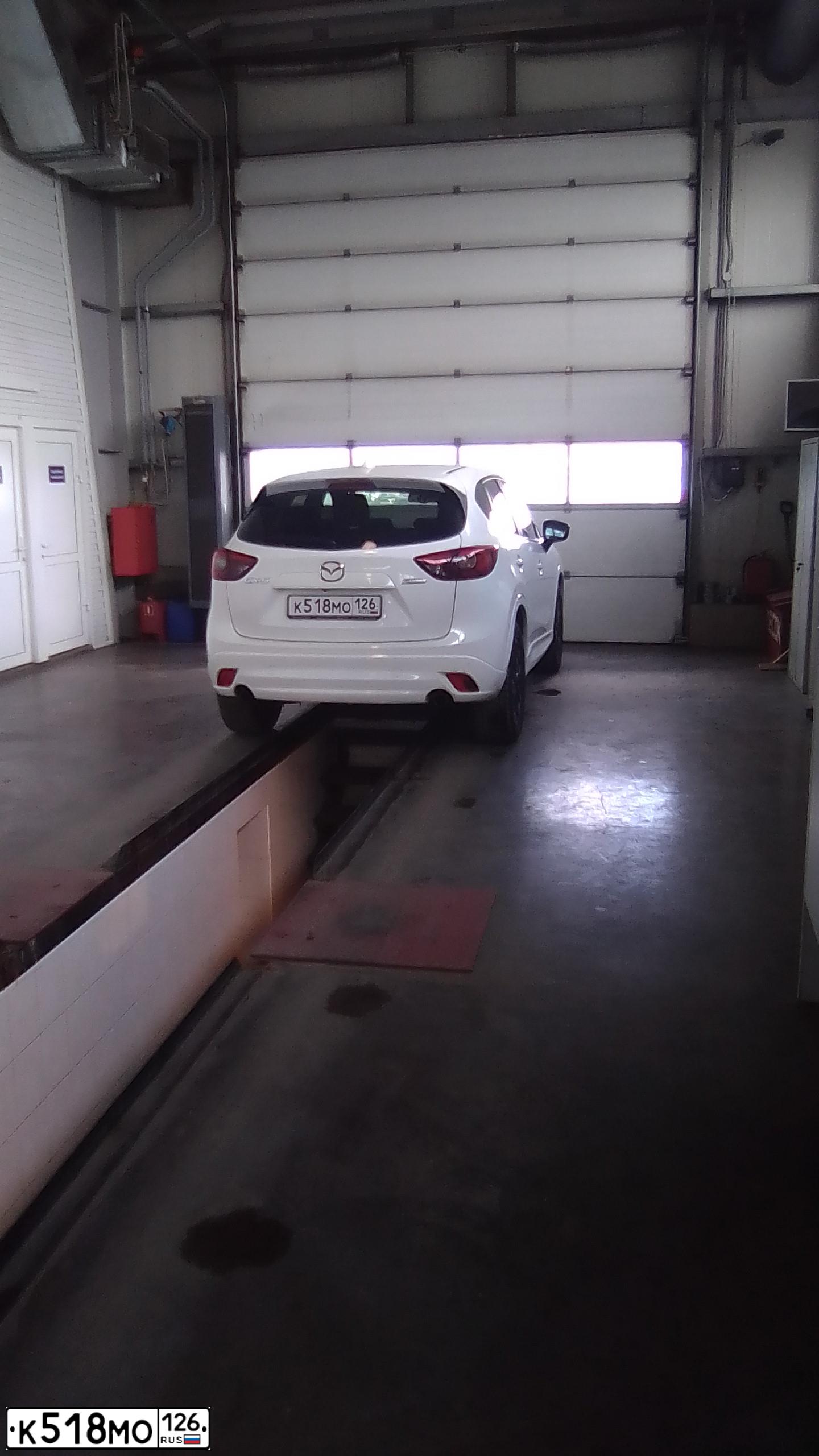 Фото автомобиля MAZDA CX-5, 2016 — госномер С870РВ124. Цвет: Белый