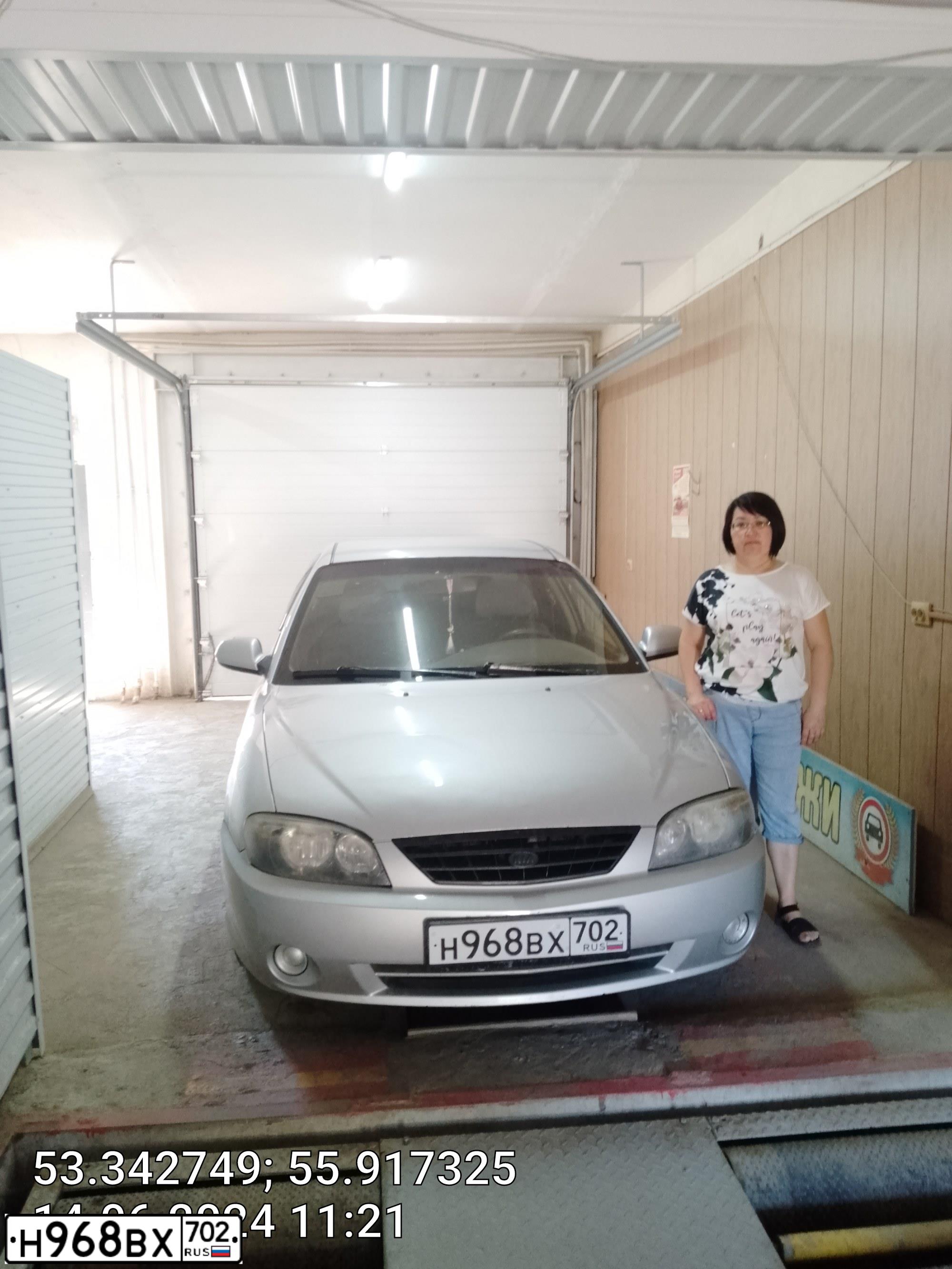 Фото автомобиля KIA SPECTRA, 2006 — госномер Н968ВХ702. Цвет: алмазное серебро (белый)