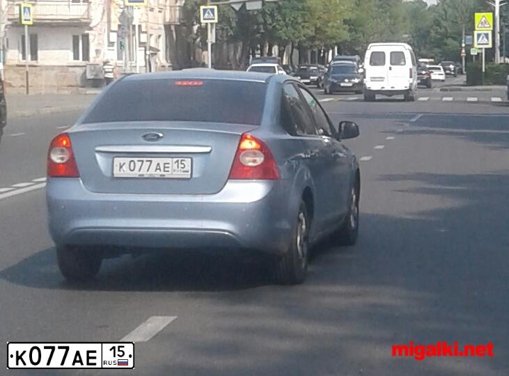 Фото автомобиля FORD FOCUS, 2008 — госномер К077АЕ15. Цвет: Светло-Серо-Голубой