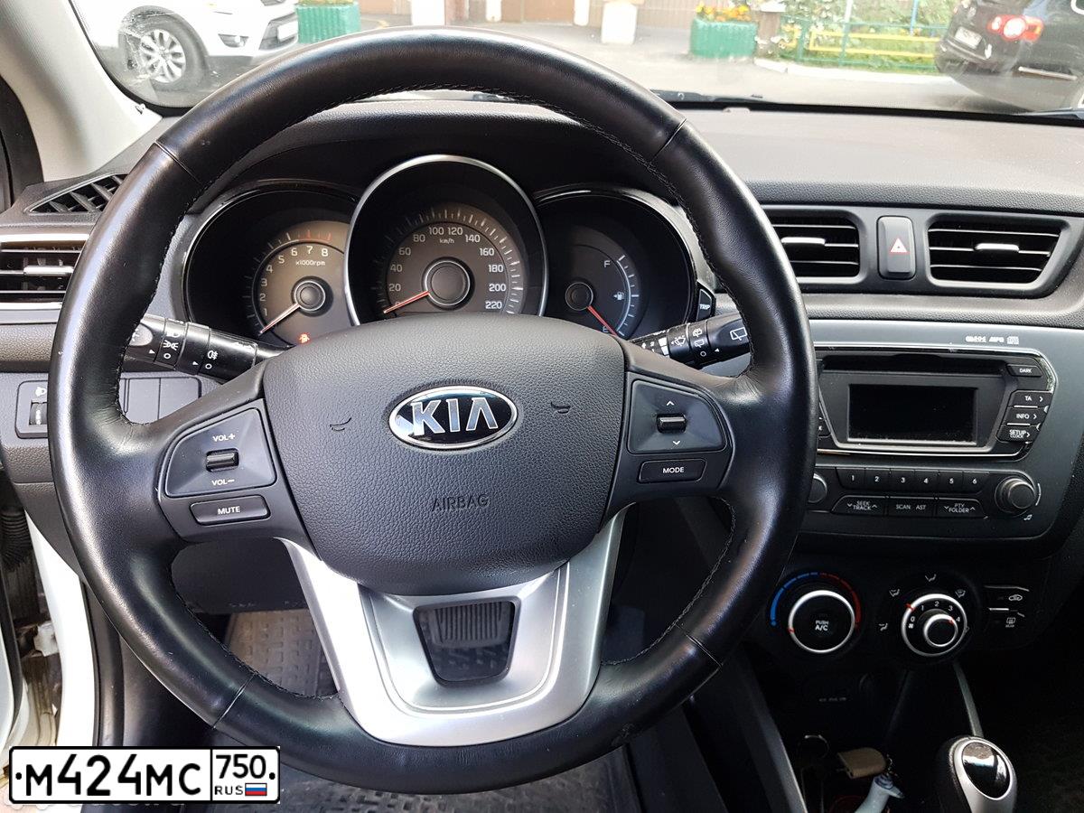 Фото автомобиля KIA RIO, 2014 — госномер Т414СТ750. Цвет: Белый