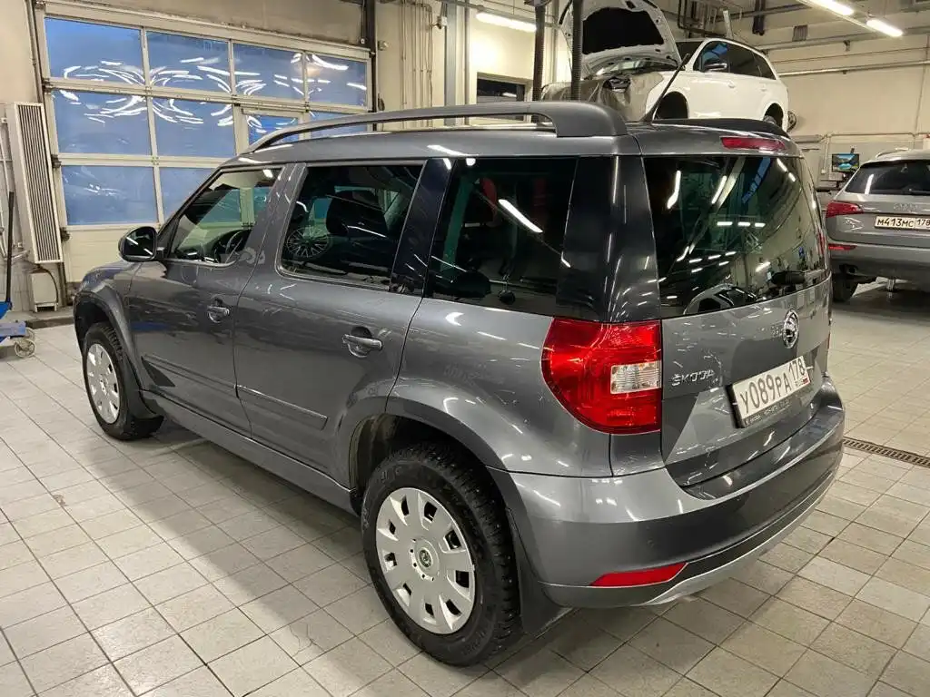 Фото автомобиля AUDI Q5, 2012 — госномер У044НУ198. Цвет: СЕРЫЙ