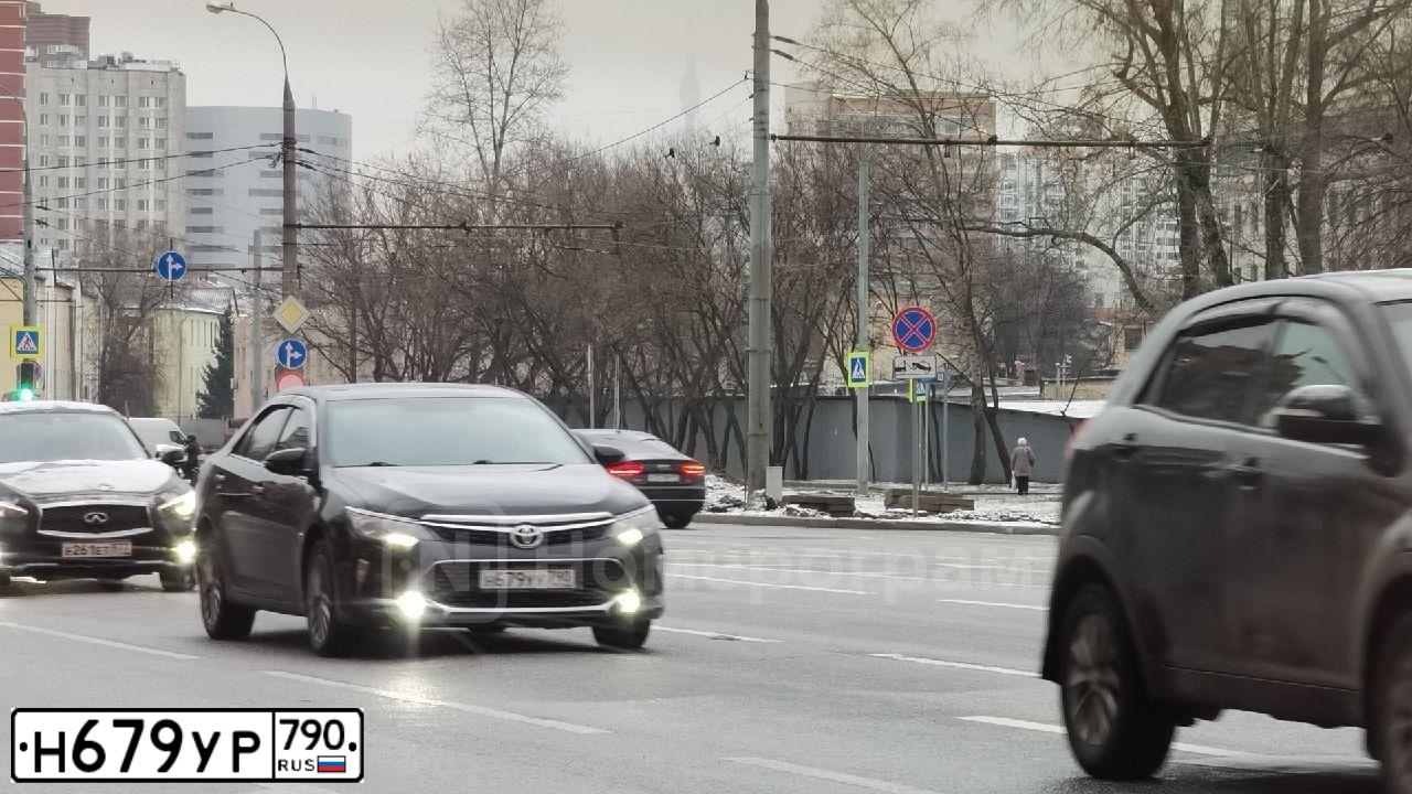 Фото автомобиля KIA КИА K5, 2021 — госномер Н679УР790. Цвет: БЕЛЫЙ ЖЕЛТЫЙ СЕРЫЙ