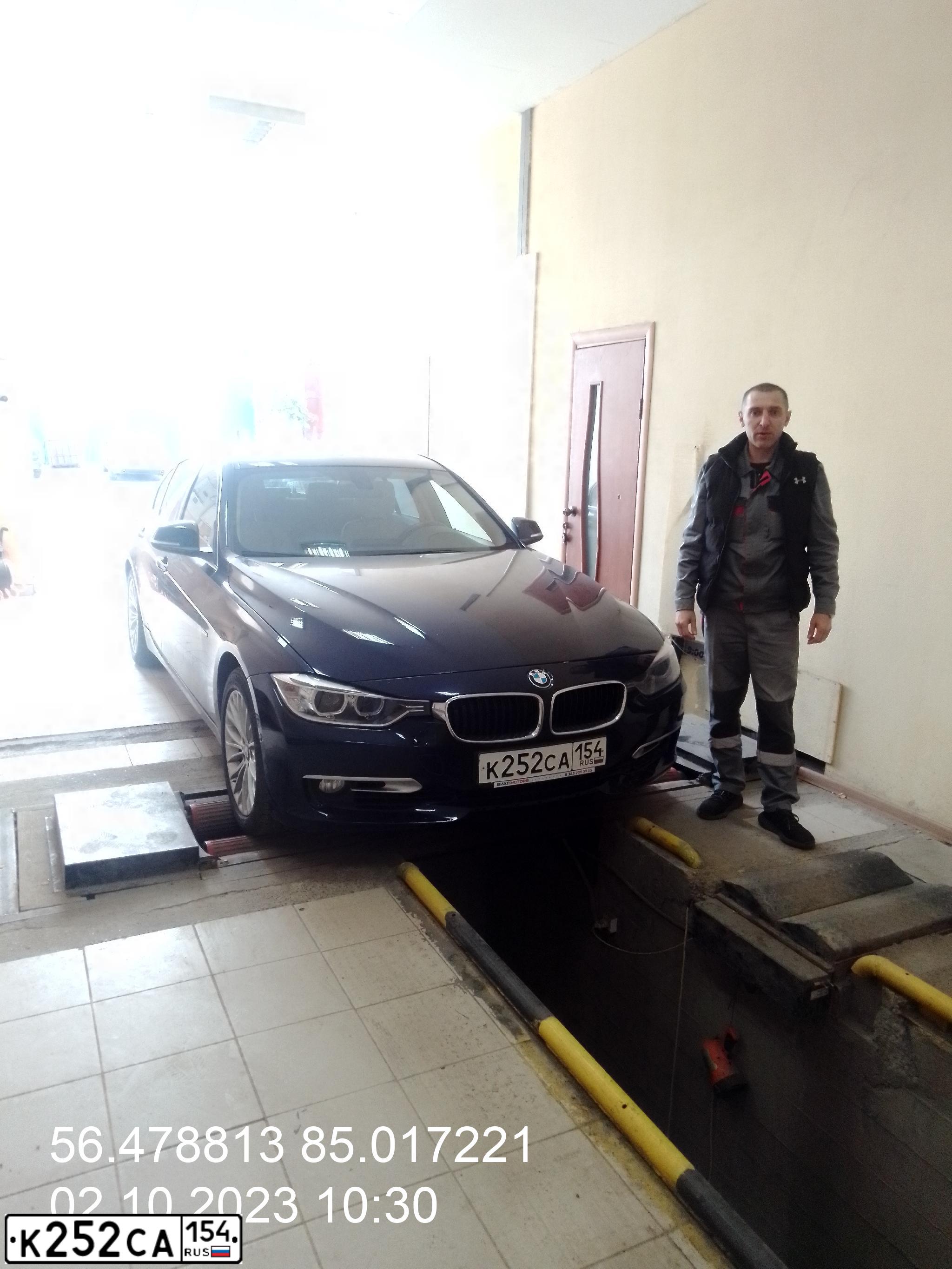 Фото автомобиля BMW 320, 2013 — госномер К264ЕР122. Цвет: синий