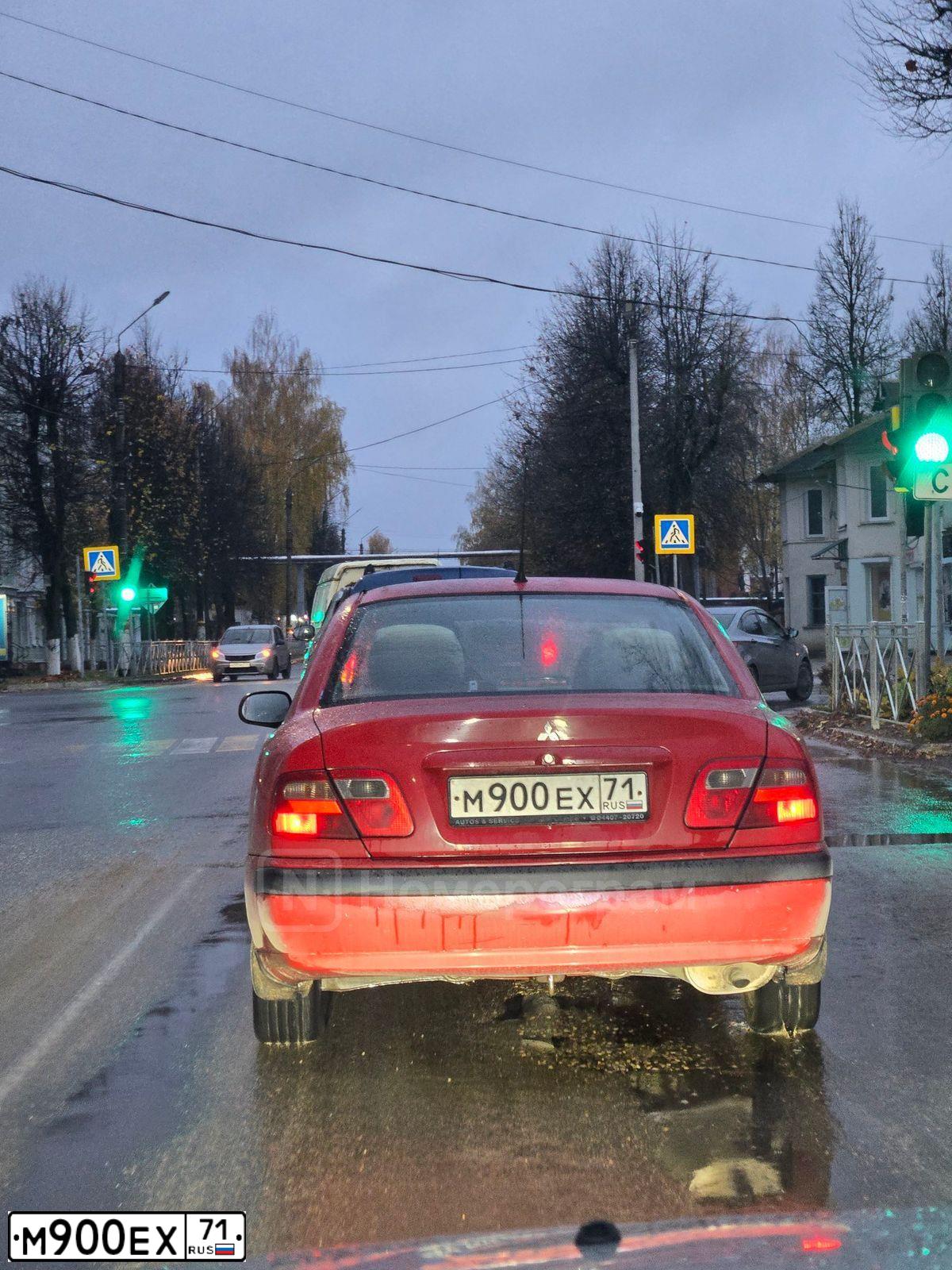 Фото автомобиля MITSUBISHI CARISMA, 2002 — госномер М968ОС40. Цвет: КРАСНЫЙ