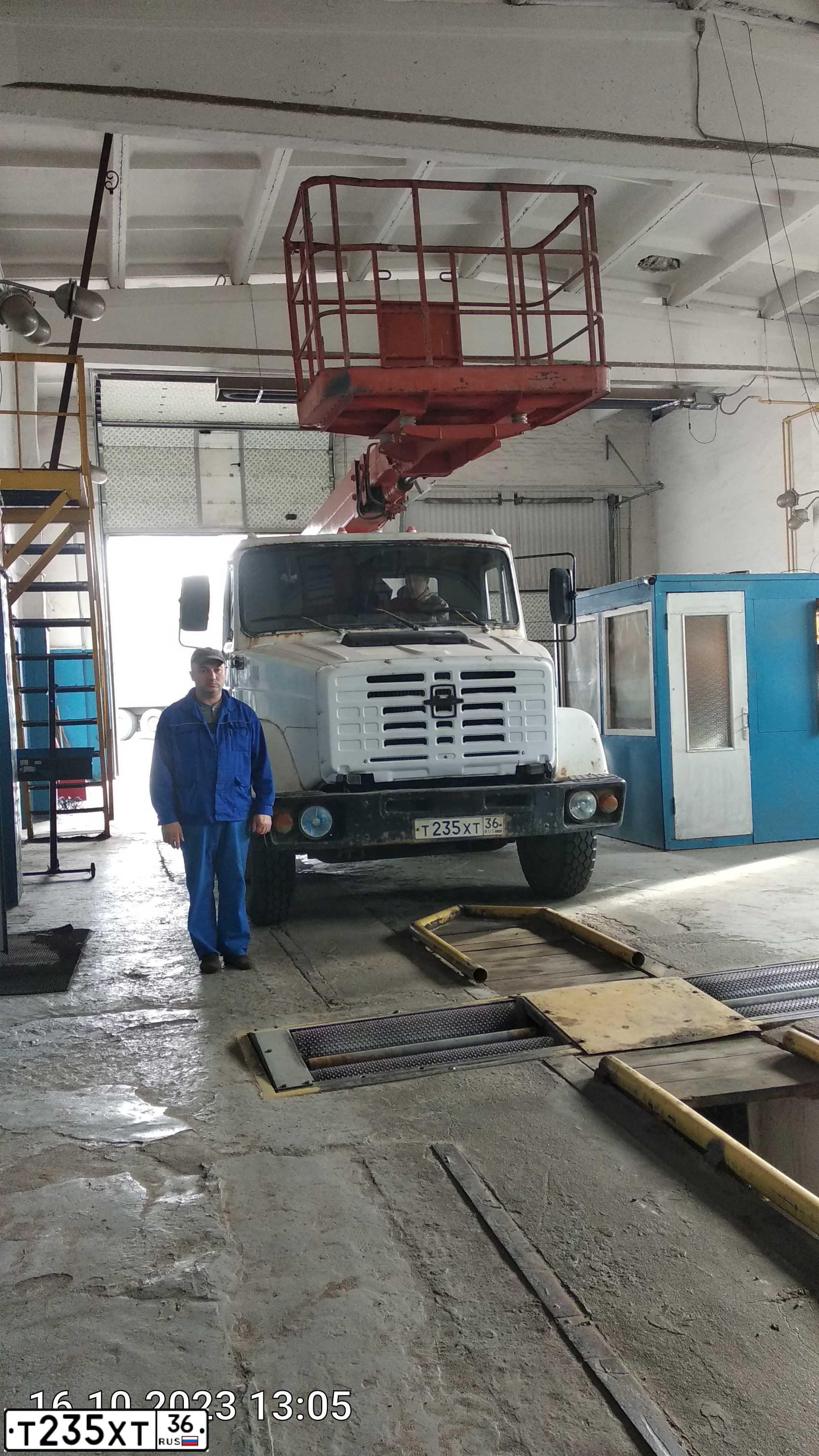 Фото автомобиля ZIL 433362 /4X2/ CHASSIS, 2003 — госномер Т235ХТ36. Цвет: БЕЛЫЙ