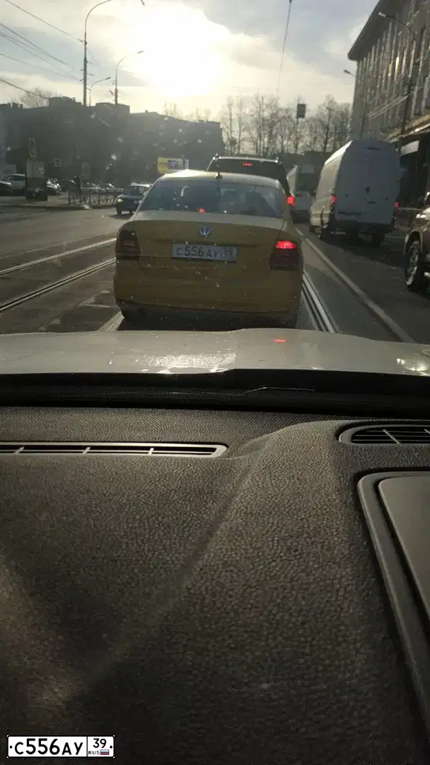 Фото автомобиля VOLKSWAGEN POLO, 2017 — госномер С556АУ39. Цвет: ЖЕЛТЫЙ
