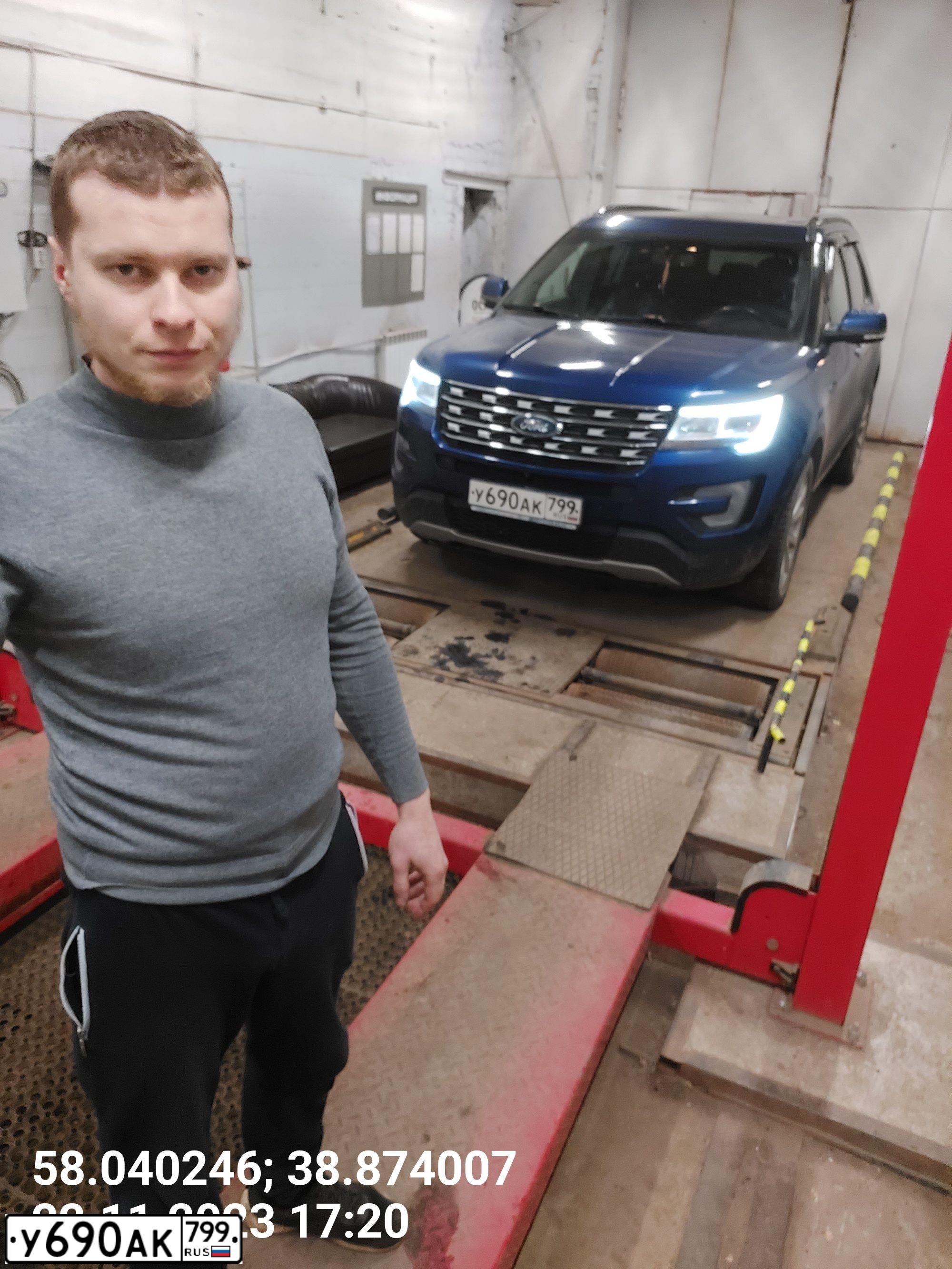 Фото автомобиля FORD EXPLORER, 2017 — госномер А110ВС76. Цвет: синий