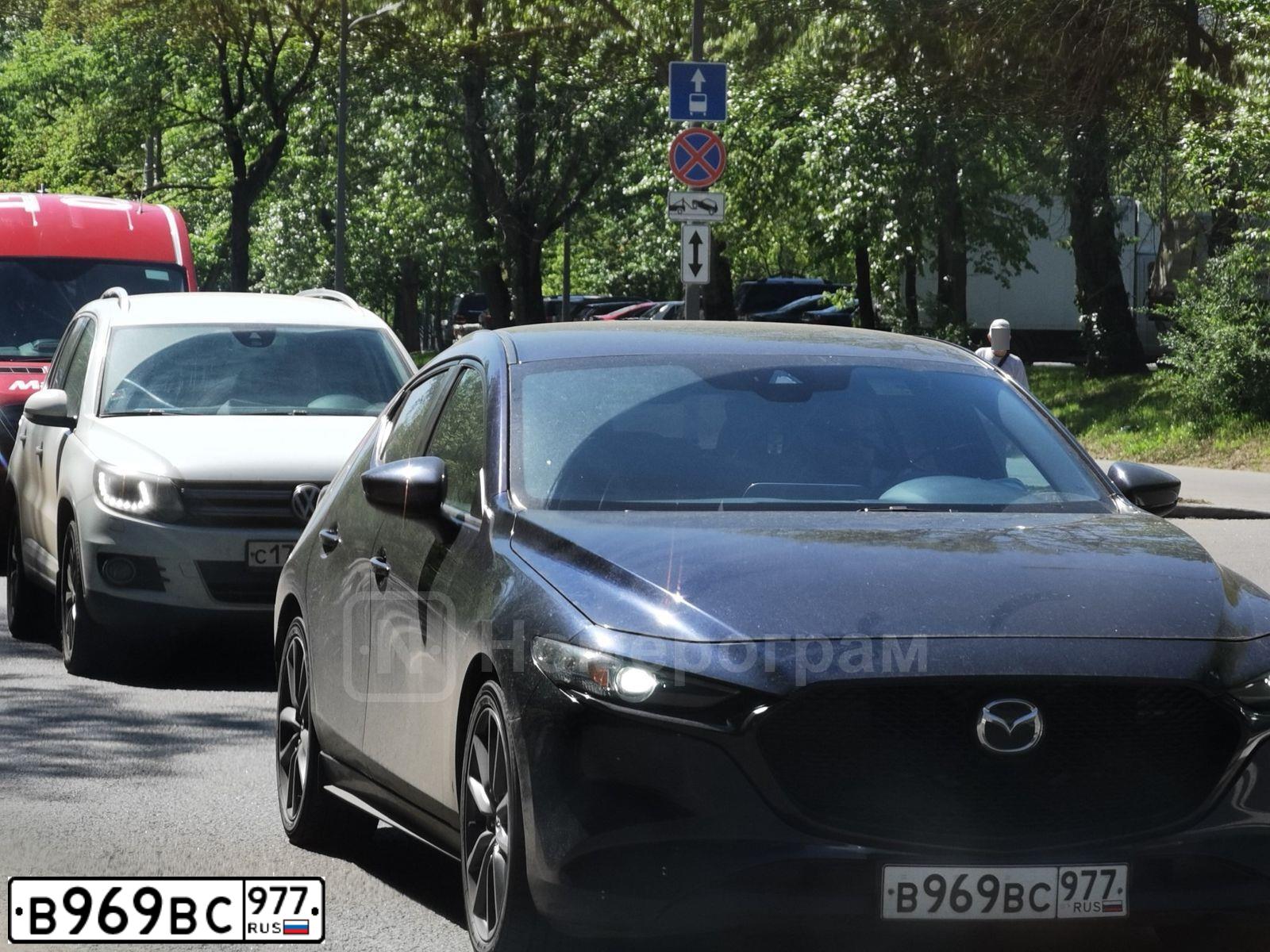 Фото автомобиля MAZDA 3, 2019 — госномер В969ВС977. Цвет: синий