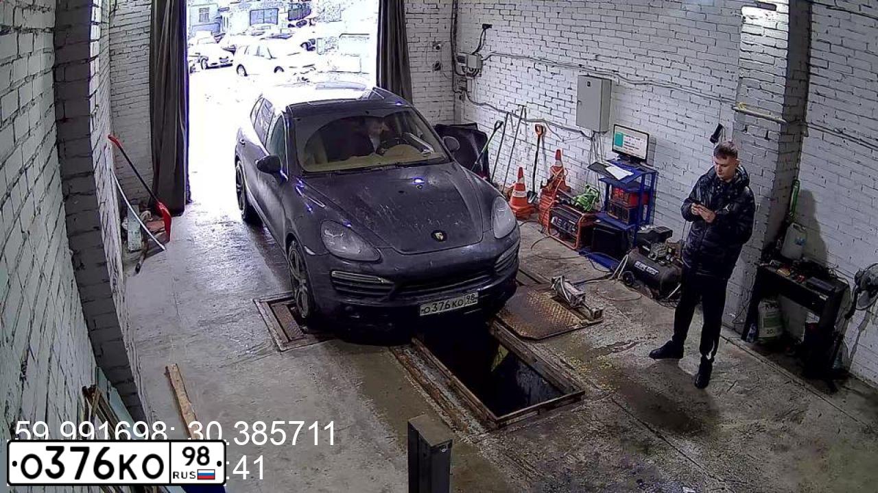 Фото автомобиля PORSCHE CAYENNE, 2011 — госномер О376КО98. Цвет: ЧЕРНЫЙ