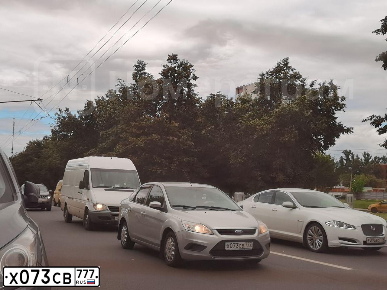 Фото автомобиля FORD FOCUS, 2010 — госномер Х073СВ777. Цвет: Серебристый