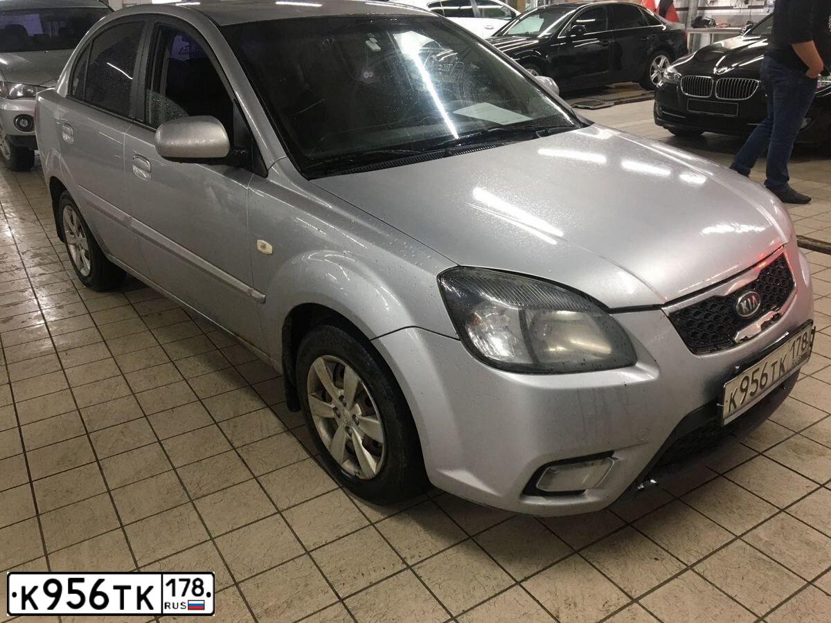 Фото автомобиля KIA RIO, 2009 — госномер К826СН53. Цвет: Серебристый
