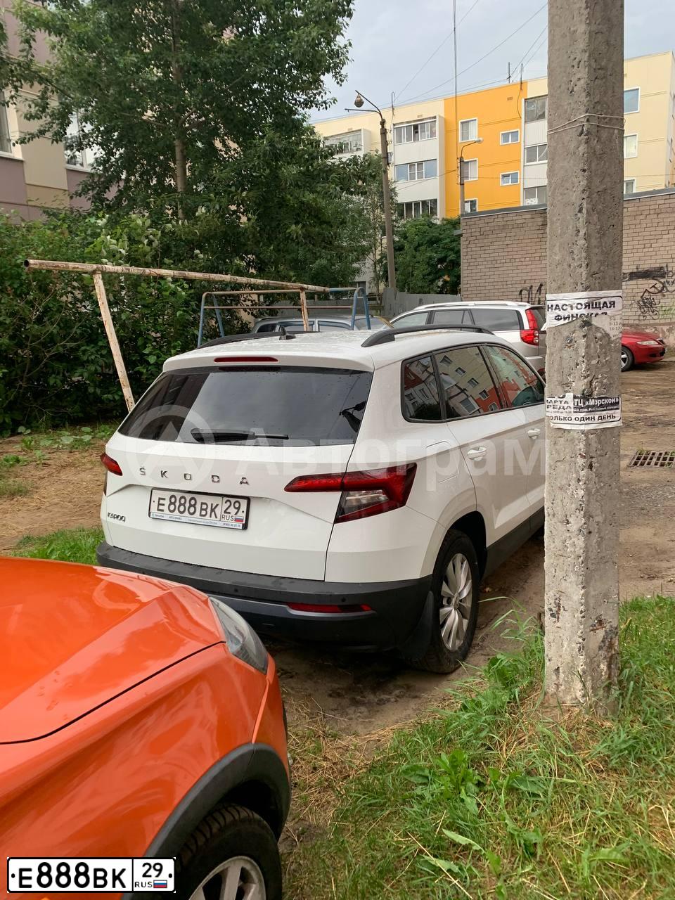 Фото автомобиля SKODA OCTAVIA, 2011 — госномер Е888ВК29. Цвет: Белый