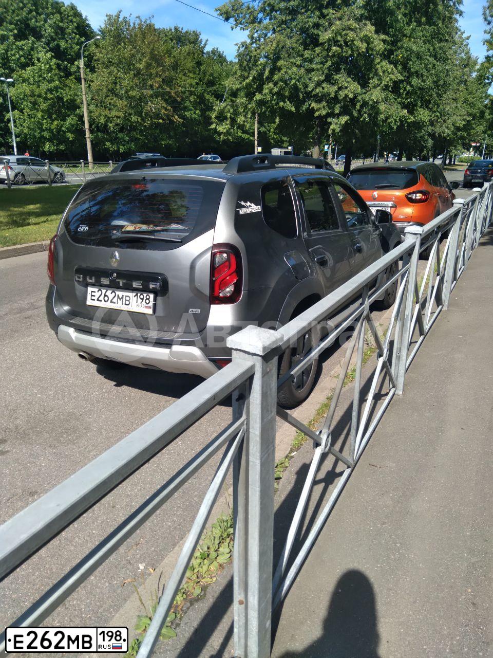 Фото автомобиля RENAULT DUSTER, 2019 — госномер Е262МВ198. Цвет: СЕРЫЙ