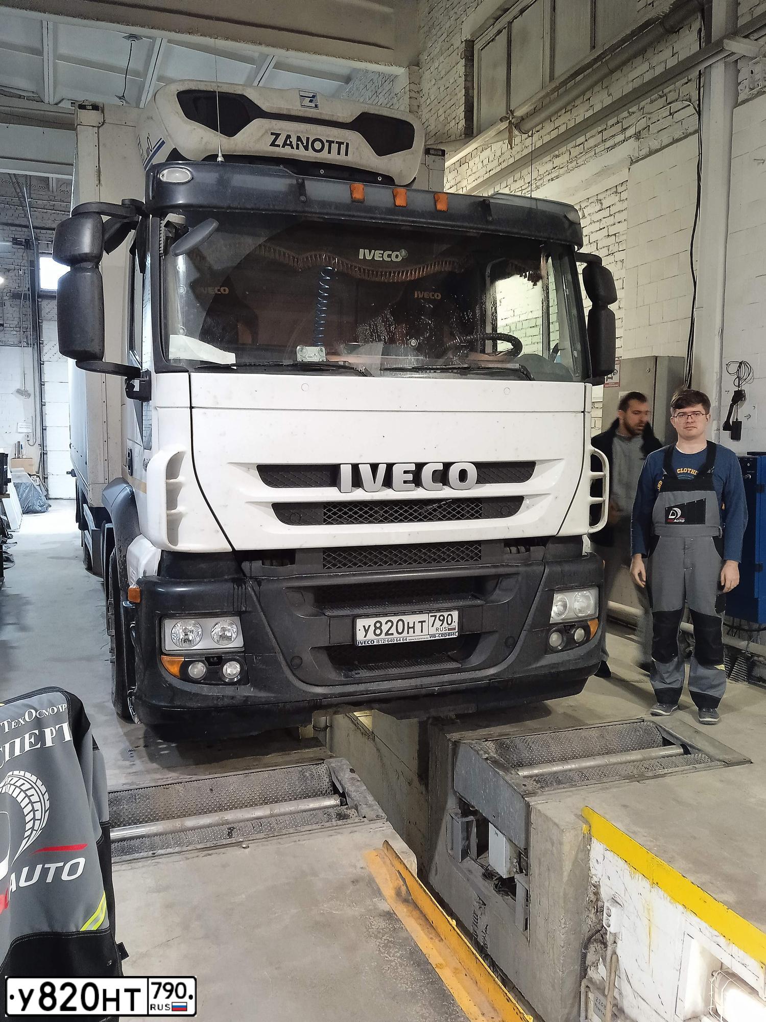 Фото автомобиля IVECO EUROTRAKKER/TRAKKER, 2013 — госномер Х685ВТ750. Цвет: Белый