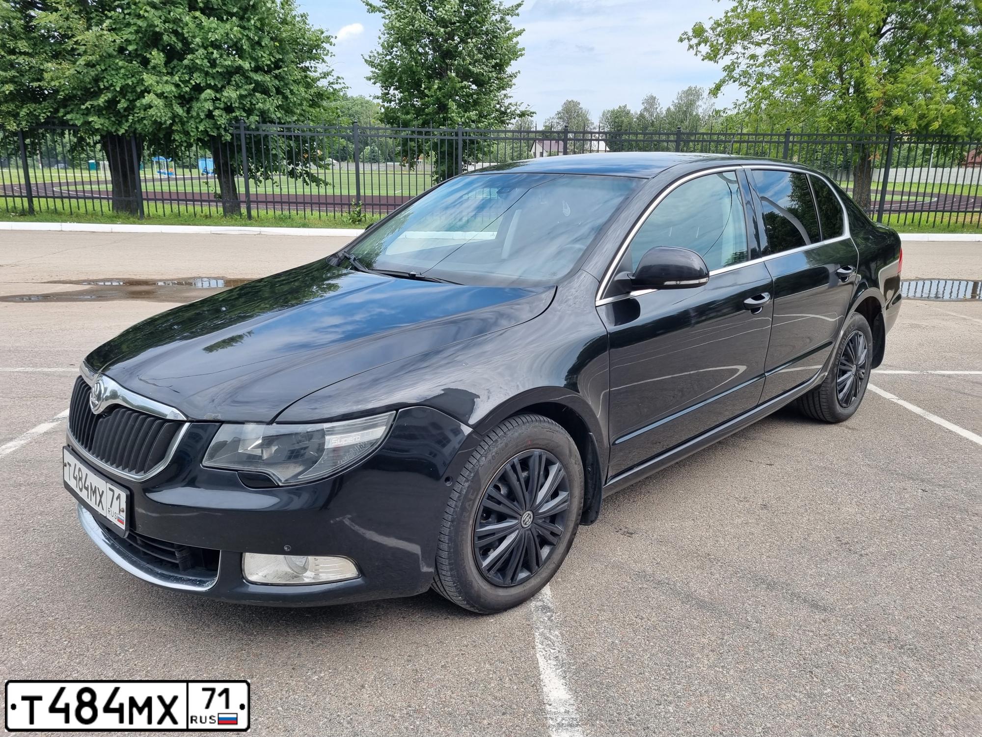Фото автомобиля SKODA SUPERB, 2009 — госномер С994АВ40. Цвет: ЧЕРНЫЙ