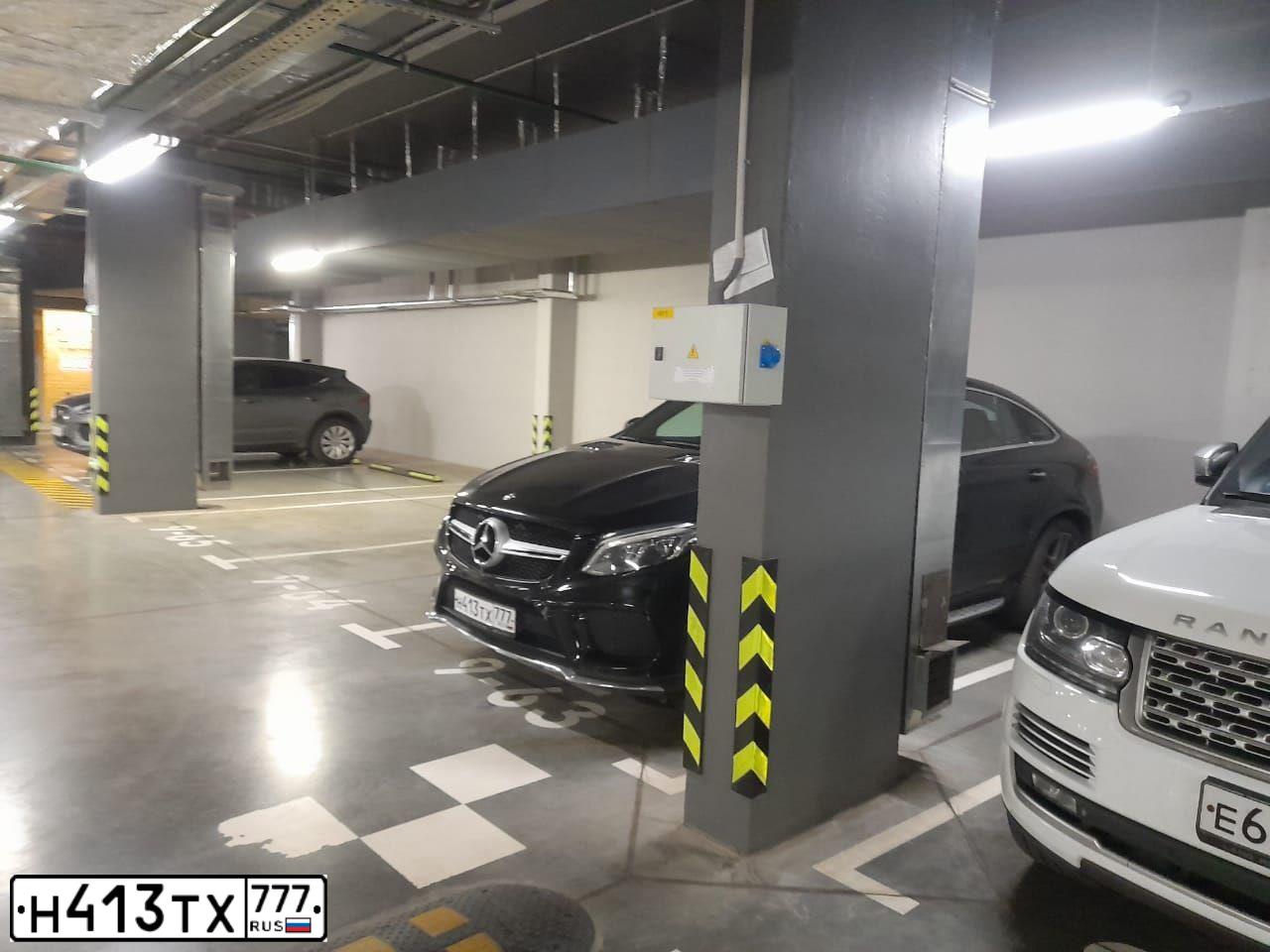 Фото автомобиля MERCEDES GLE-KLASSE, 2016 — госномер Н413ТХ777. Цвет: ЧЕРНЫЙ