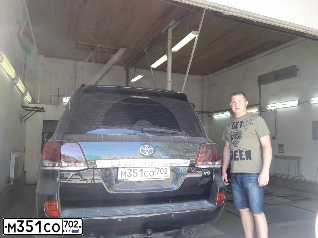 Фото автомобиля TOYOTA LANDCRUISER 200, 2012 — госномер М351СО702. Цвет: ЧЕРНЫЙ