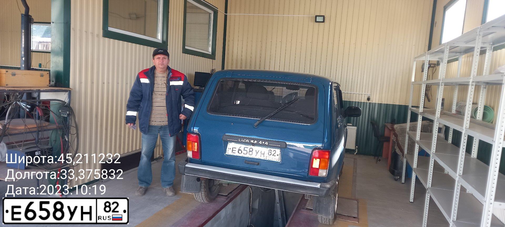 Фото автомобиля LADA 2121 NIVA, 2011 — госномер Е658УН82. Цвет: сине-зеленый
