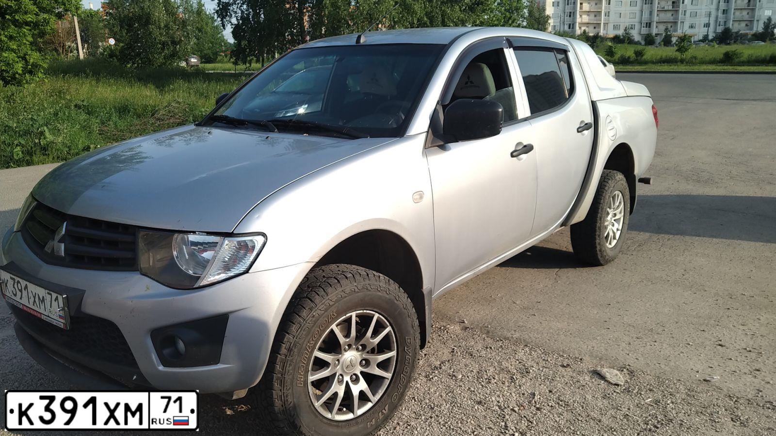 Фото автомобиля MITSUBISHI L 200, 2010 — госномер В055ОР40. Цвет: СЕРЕБРИСТЫЙ