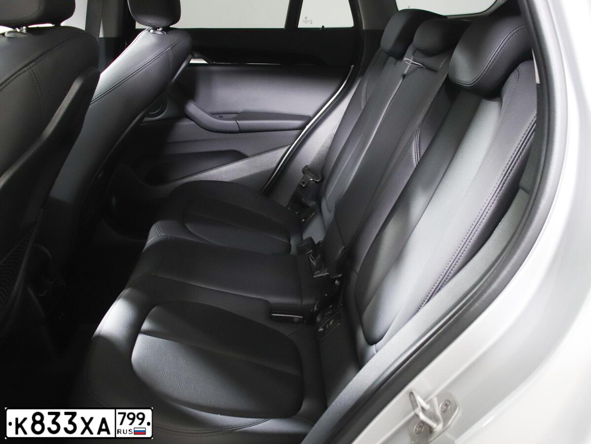 Фото автомобиля BMW X1, 2020 — госномер О899ТТ31. Цвет: Серебристый
