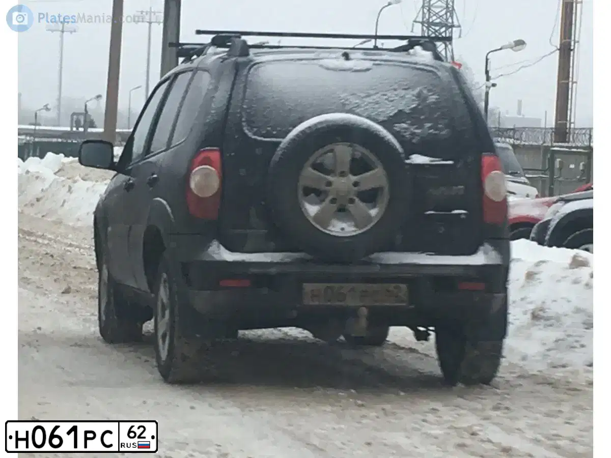 Фото автомобиля CHEVROLET NIVA, 2013 — госномер Н061РС62. Цвет: Черно-синий металлик