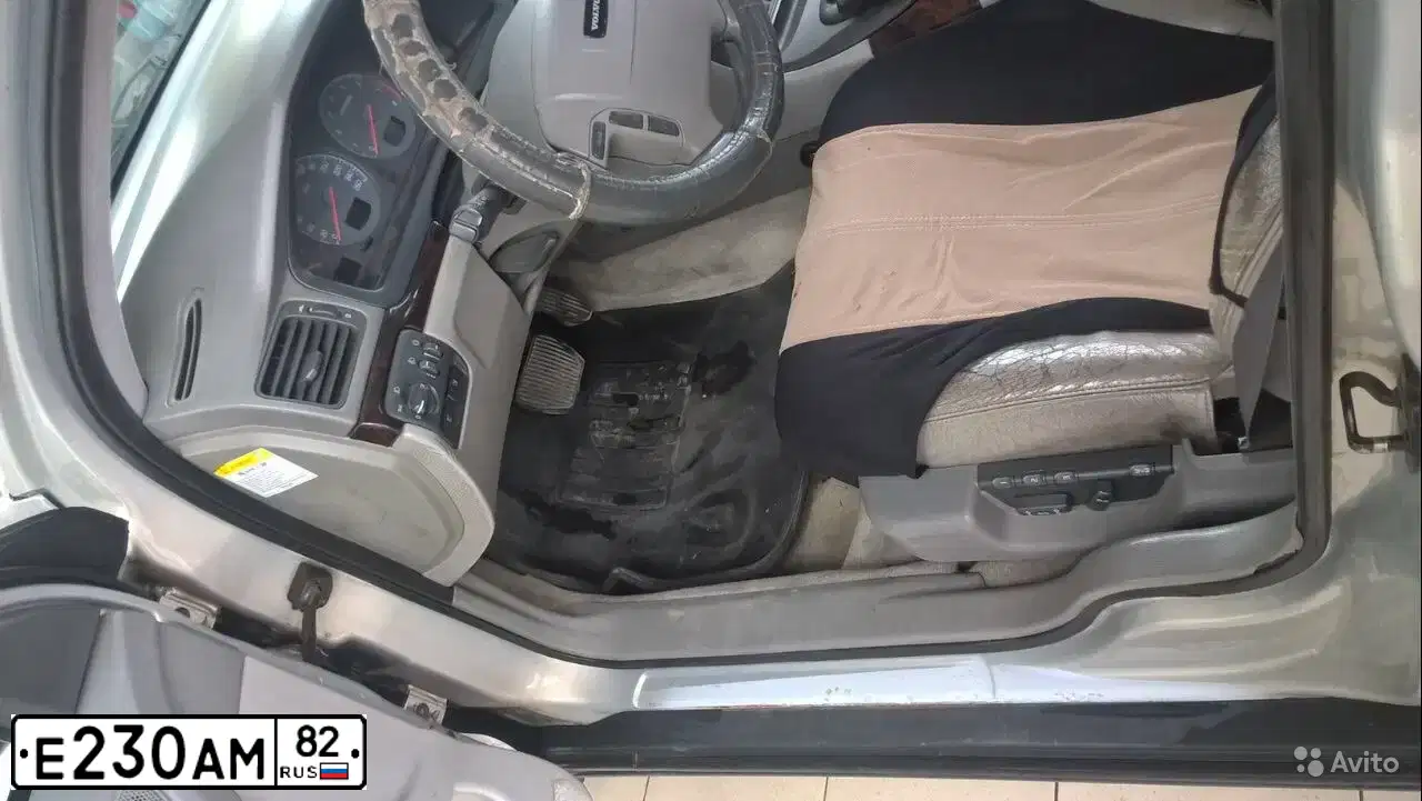 Фото автомобиля VOLVO S80, 1999 — госномер В001МО50. Цвет: Серебристый