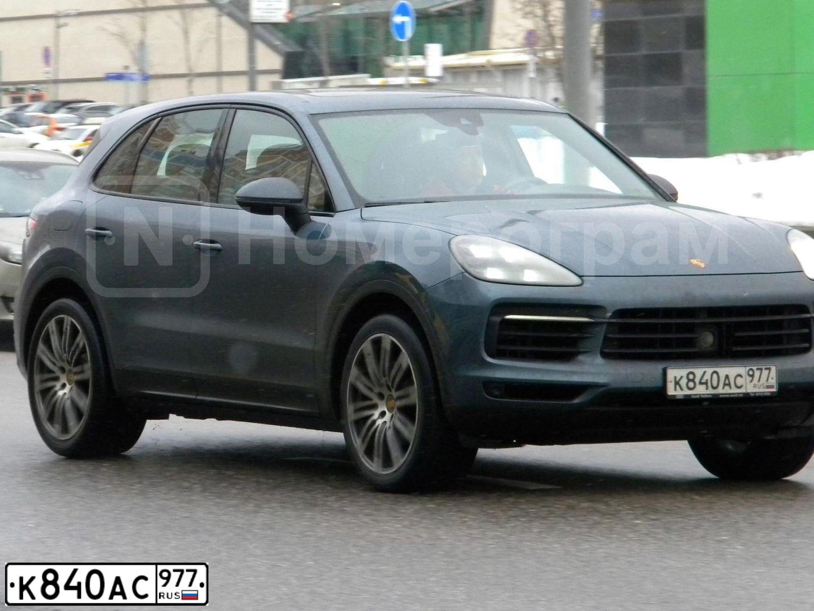 Фото автомобиля PORSCHE CAYENNE, 2019 — госномер К840АС977. Цвет: СЕРЫЙ