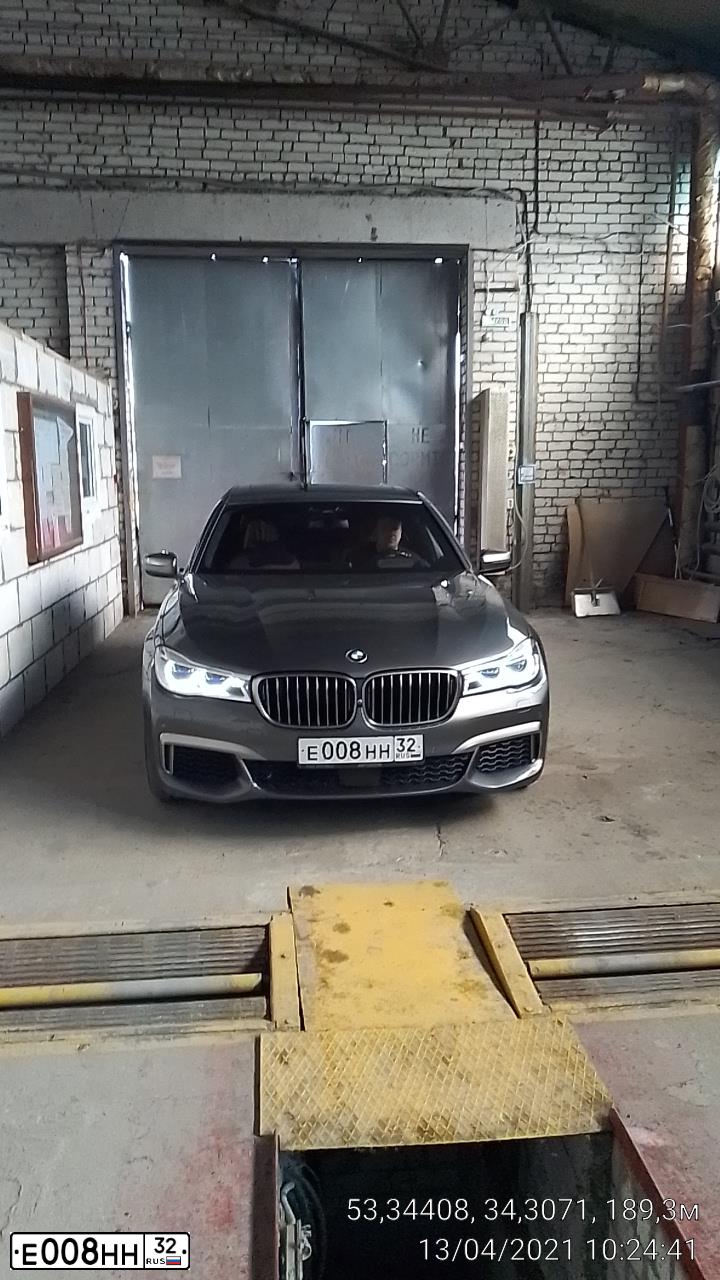 Фото автомобиля BMW SERIE 7, 2017 — госномер Е008НН32. Цвет: Серый