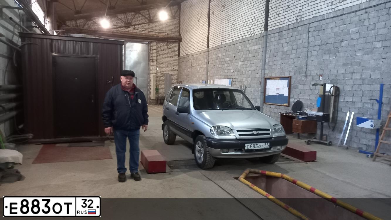 Фото автомобиля MITSUBISHI GALANT, 1989 — госномер Е883ОТ32. Цвет: СИНИЙ