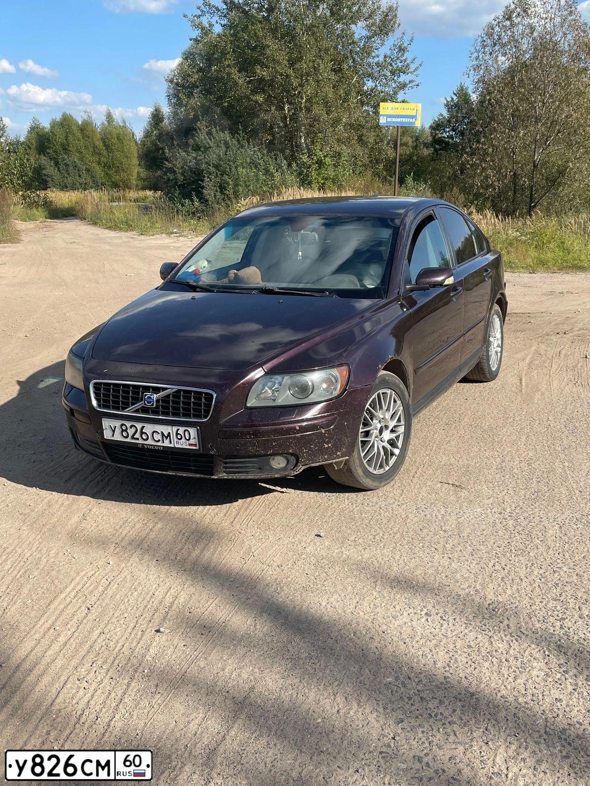 Фото автомобиля VOLVO S40, 2006 — госномер У826СМ60. Цвет: БОРДОВЫЙ