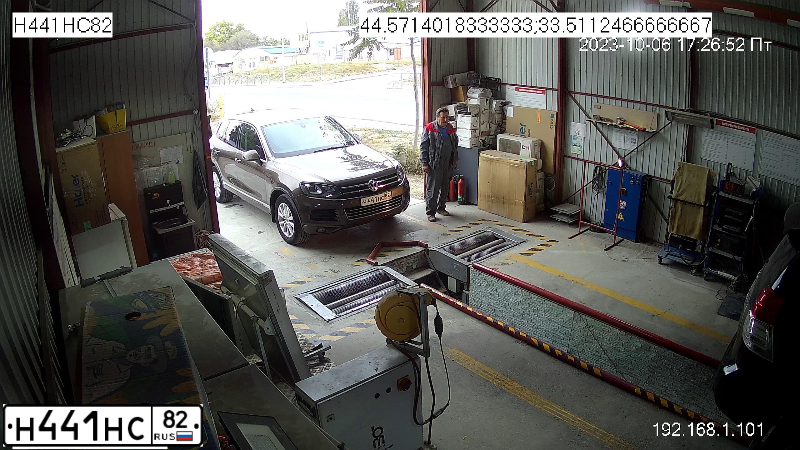 Фото автомобиля VOLKSWAGEN TOUAREG, 2011 — госномер В004НВ35. Цвет: Коричневый