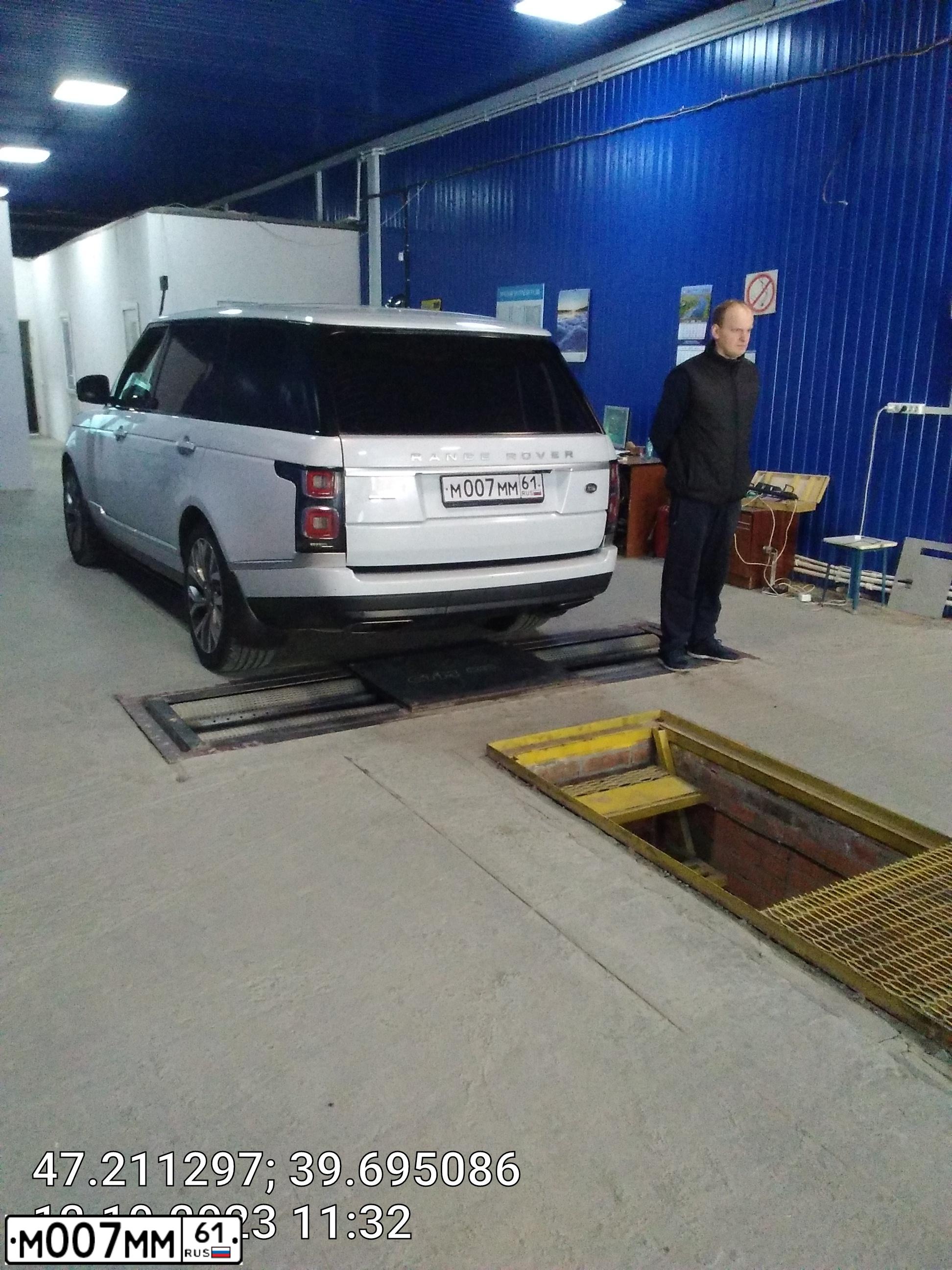 Фото автомобиля LANDROVER RANGE ROVER, 2019 — госномер М007ММ61. Цвет: Белый