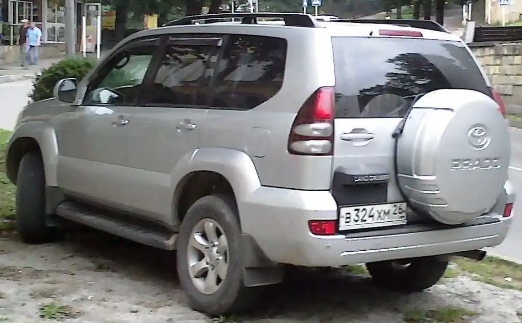 Фото автомобиля TOYOTA LANDCRUISER, 2005 — госномер В324ХМ26. Цвет: СЕРЕБРИСТЫЙ