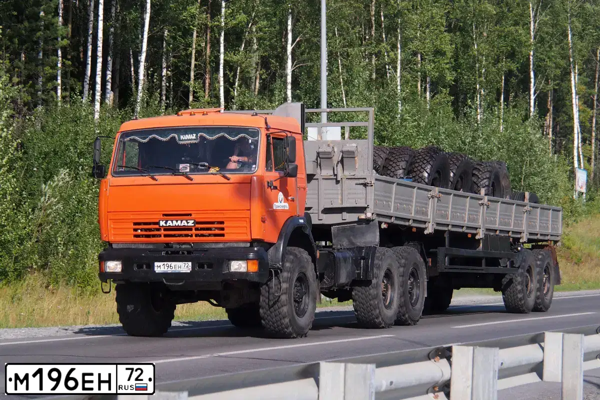 Фото автомобиля KAMAZ 44108 /6X6/, 2008 — госномер А428ХА186. Цвет: ОРАНЖЕВЫЙ