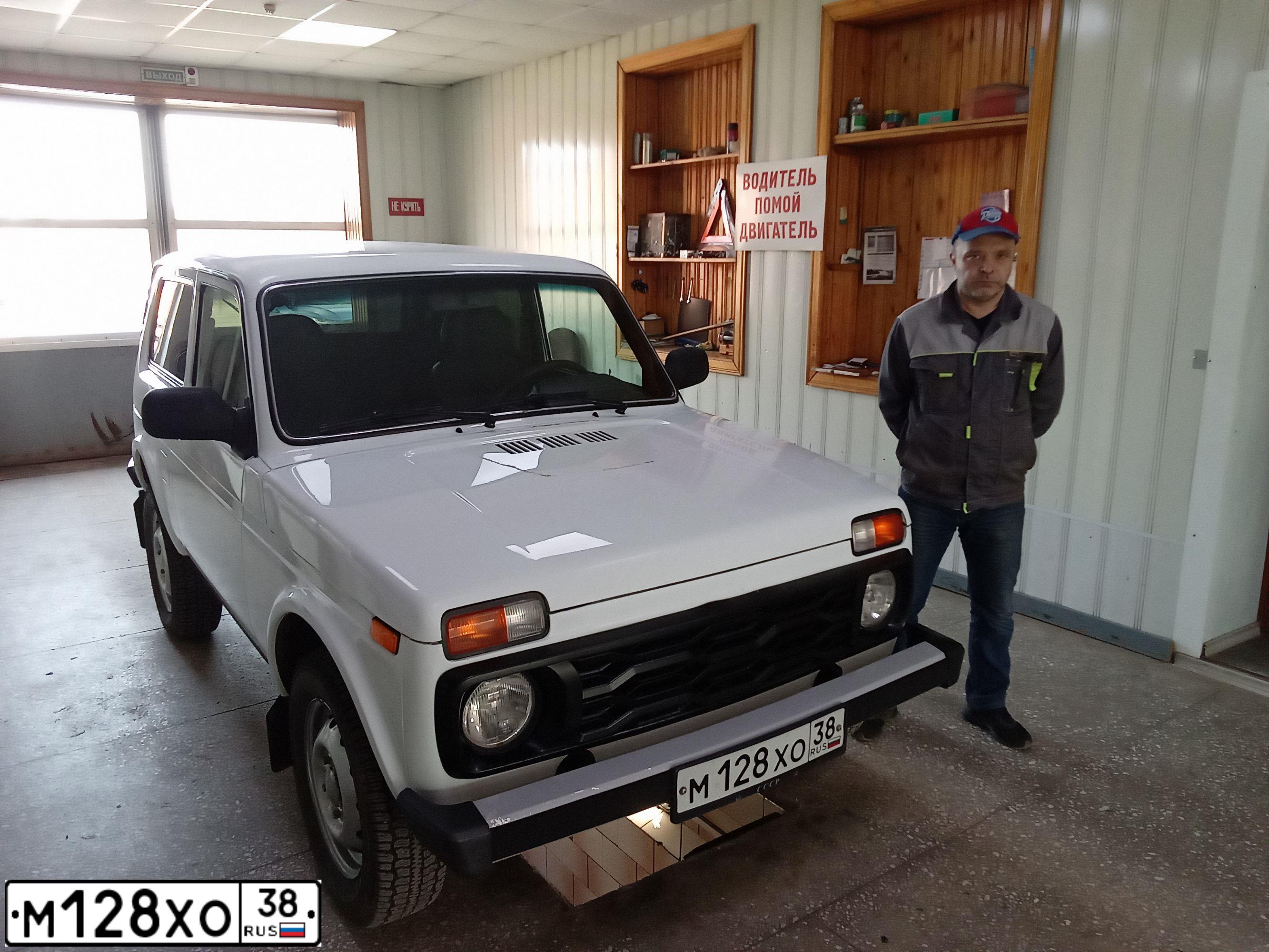 Фото автомобиля LADA 2121 NIVA, 2013 — госномер М128ХО38. Цвет: ЯРКО-БЕЛЫЙ