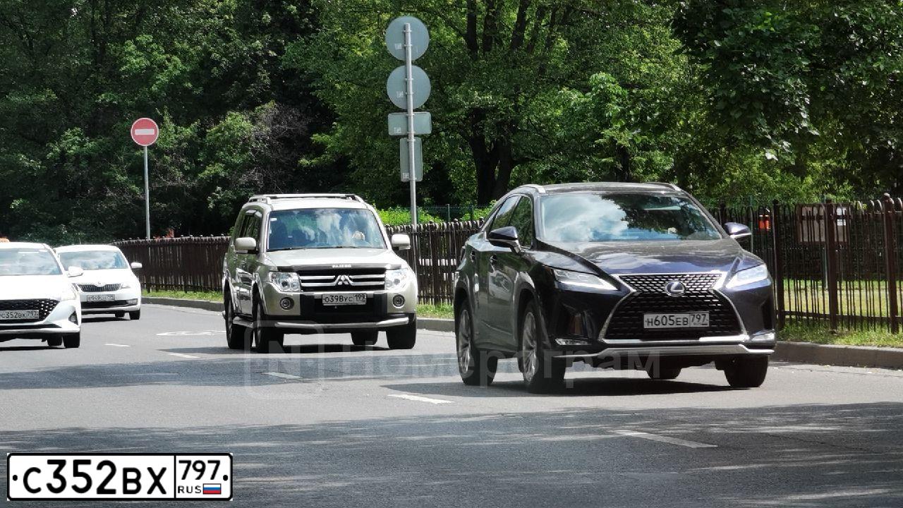 Фото автомобиля MITSUBISHI PAJERO SPORT, 2011 — госномер С352ВХ797. Цвет: Серый