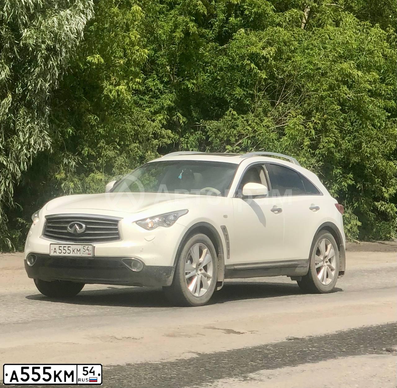Фото автомобиля INFINITI QX70 /FX/, 2013 — госномер А555КМ54. Цвет: Белый