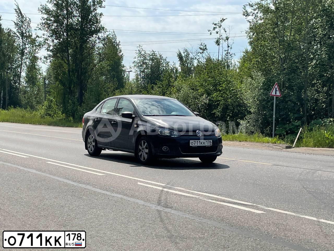 Фото автомобиля VOLKSWAGEN POLO, 2013 — госномер О711КК178. Цвет: ЧЕРНЫЙ