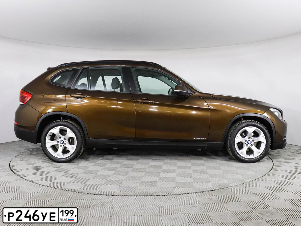 Фото автомобиля BMW X1, 2014 — госномер Р246УЕ199. Цвет: КОРИЧНЕВЫЙ