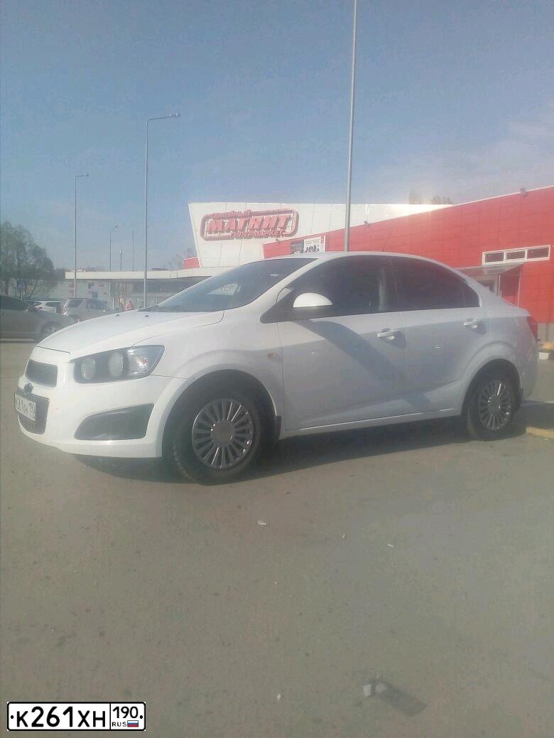 Фото автомобиля CHEVROLET AVEO, 2012 — госномер Р781РС750. Цвет: Белый