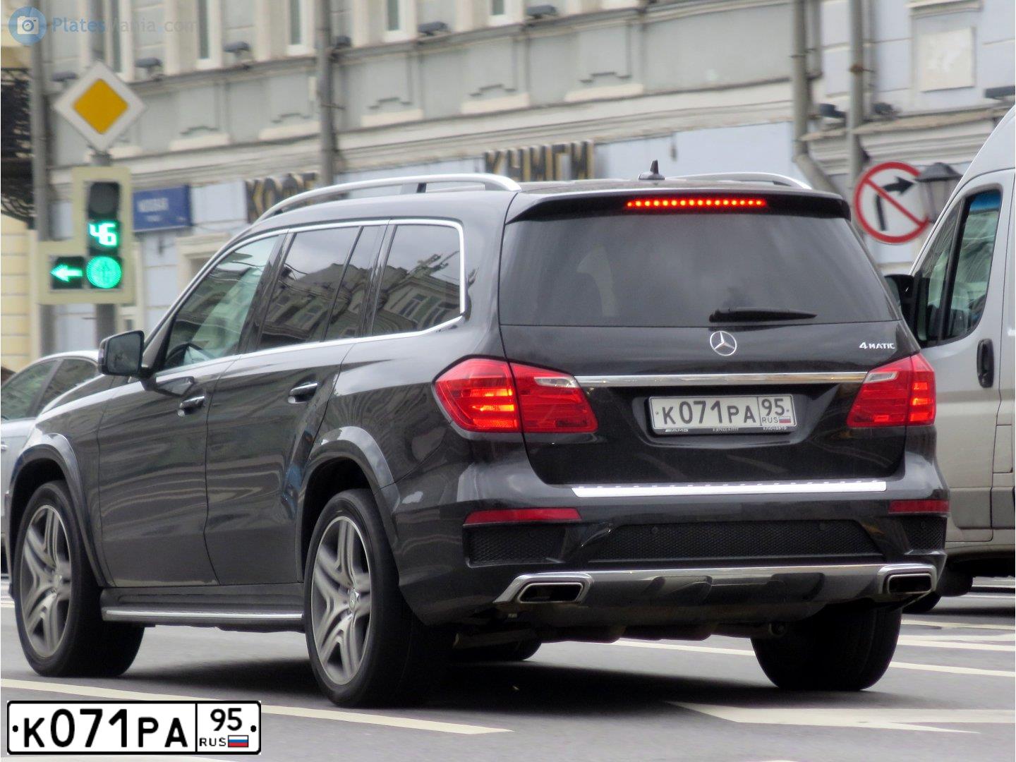 Фото автомобиля БМВ 550 I, 2011 — госномер Е422ХХ33. Цвет: Белый