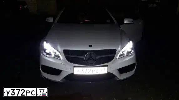 Фото автомобиля MERCEDES E-KLASSE, 2013 — госномер У372РС77. Цвет: БЕЛЫЙ