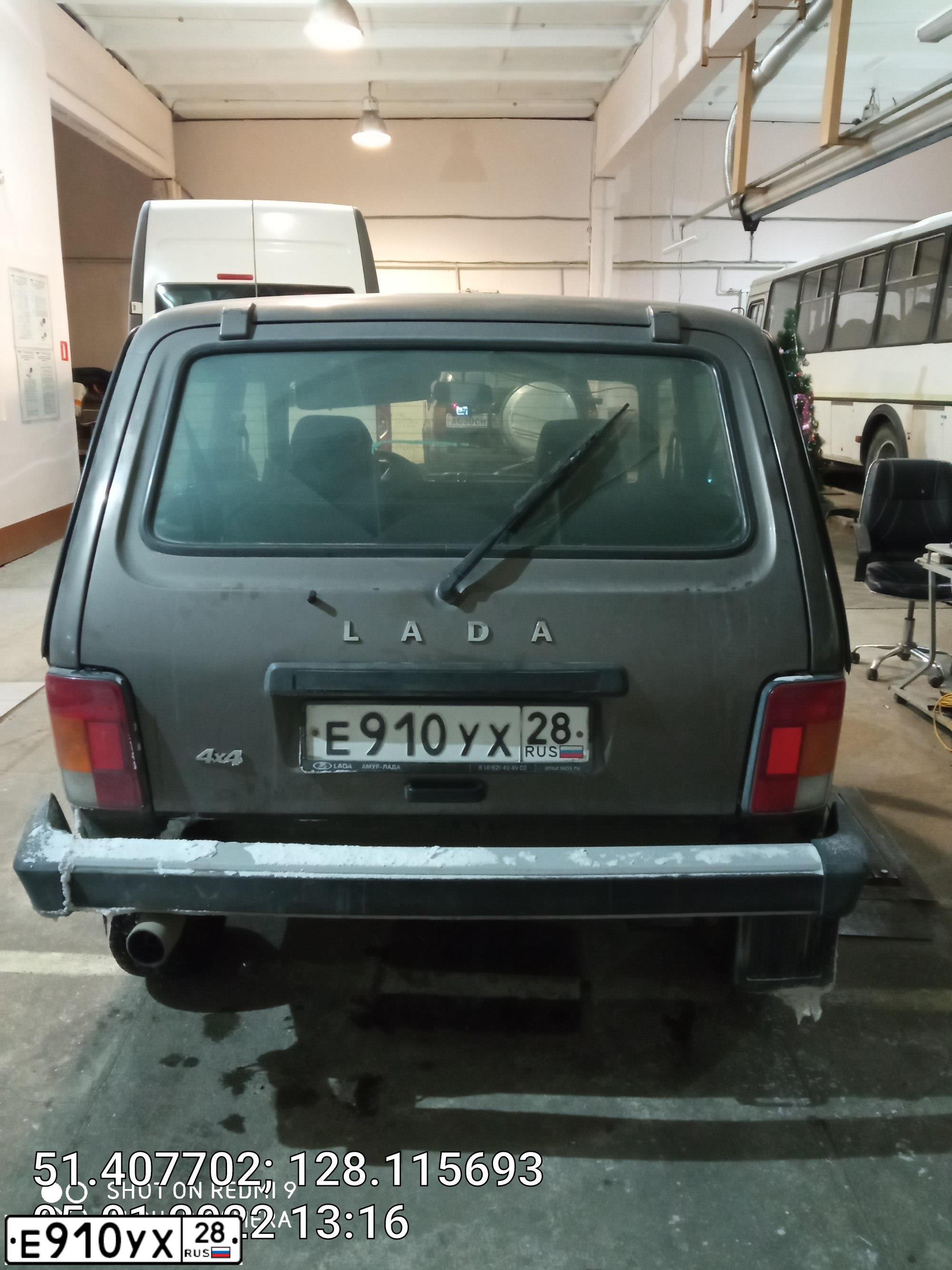 Фото автомобиля LADA 2121 NIVA, 2019 — госномер Е910УХ28. Цвет: Золотисто-коричневый