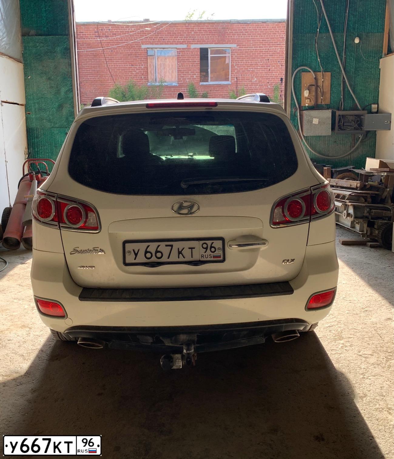 Фото автомобиля HYUNDAI SANTA FE, 2008 — госномер У667КТ96. Цвет: БЕЛЫЙ